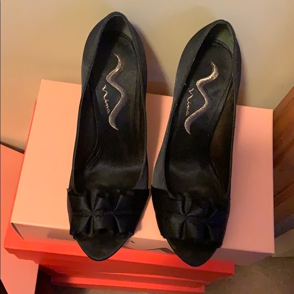 Nina navy blue dress shoes with ruffle top. - Picture 1 of 2